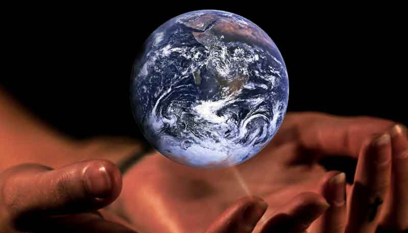 Studie zum Klimaschutz: "Die nächsten zehn Jahre sind entscheidend" 1 Die offenen Handflächen einer Frau, die eine Erdkugel aufhält, Stichwort Klimaschutz.
(c) Pixabay.com