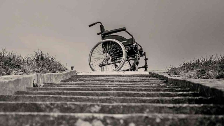 Ein Rollstuhl am Ende einer steinernen Treppe. (c) Pixabay.com