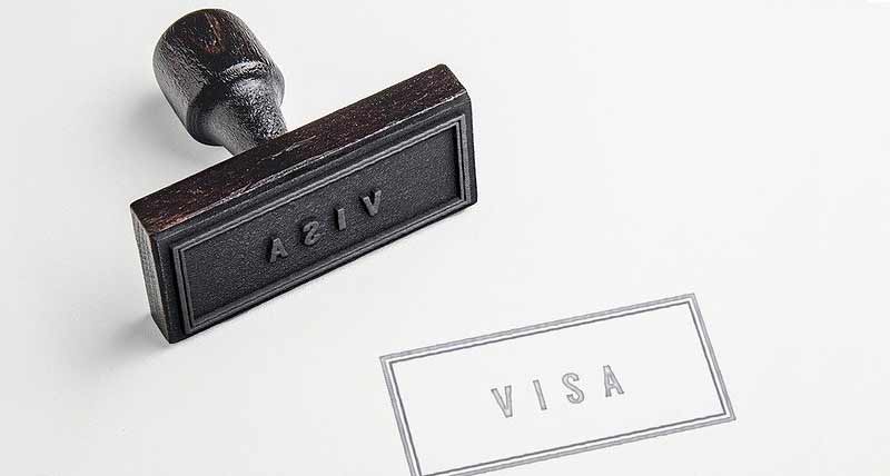 Ein Stempel mit dem Wort "Visa", das auf ein Blatt Papier gestempelt wurde.
(c) Pixabay.com