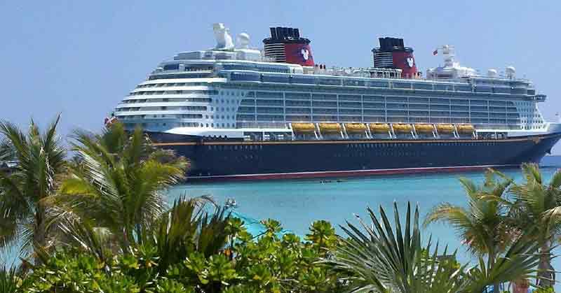 Visa für Kreuzfahrten in Südostasien nötig – rechtzeitig beantragen 2 Ein Kreuzfahrtschiff vor einer tropischen Küste.
(c) Pixabay.com