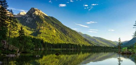 Ein See, dahinter ein Berg in herbstlichem Licht. (c) Pixabay.com
