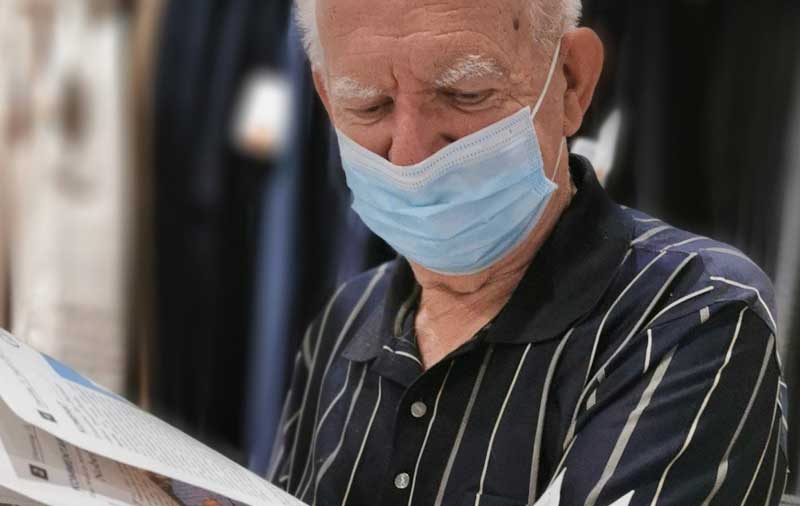 Ein alter Mann mit Mund-Nasen-Schutzmaske beim Lesen einer Zeitung, Stichwort SARS-CoV2.
(c) Pixabay.com