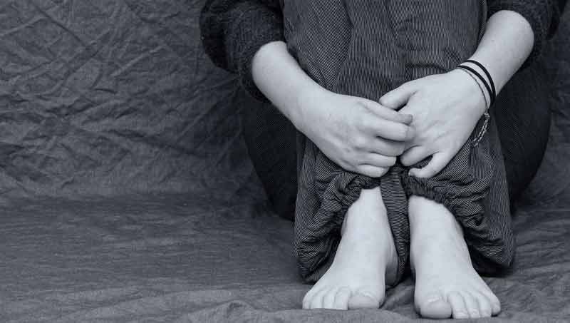 Die Hände einer sitzenden Frau, die ihre Füße hält.
(c) Pixabay.com