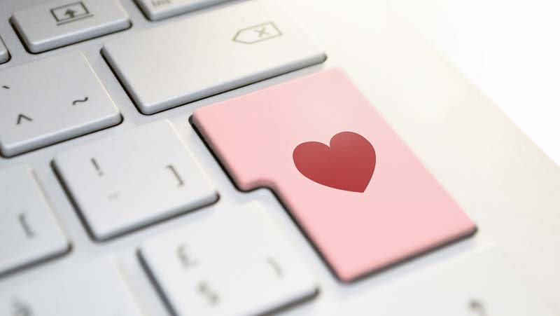 Ausschnitt einer Tastatur mit einem roten Herz auf der Enter-Taste, Stichwort Dating-Portale.
(c) Pixabay.com