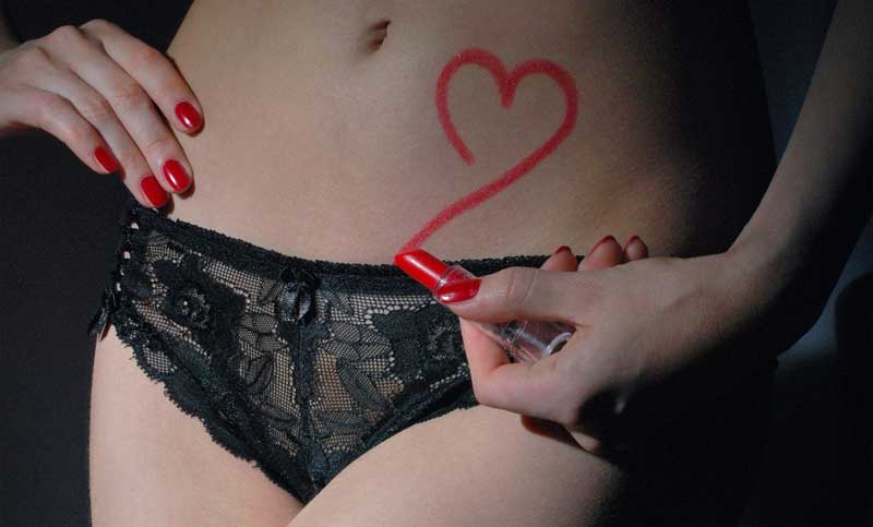 Der Bauch einer Frau in schwarzer Unterhose, die sich mit rotem Lippenstift ein Herz aufgemalt hat, Stichwort Sex.
(c) Pixabay.com