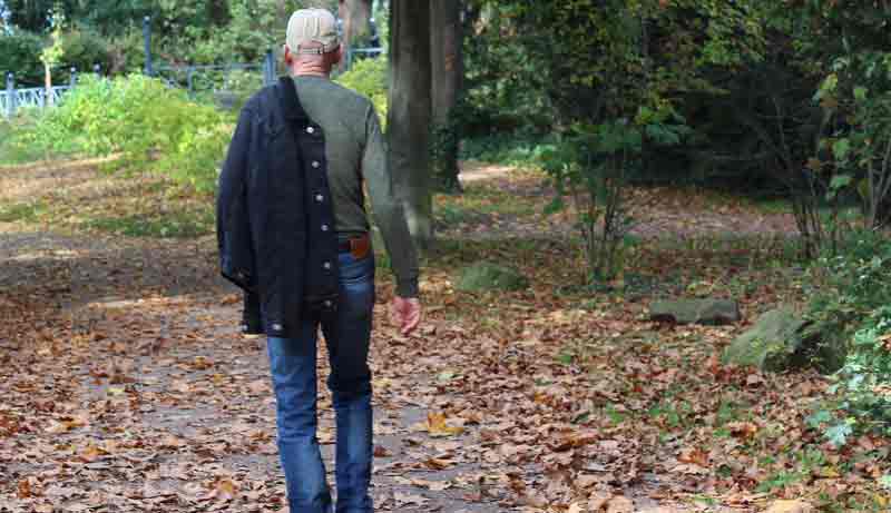 Ein älterer Mann beim Spazierengehen in einem herbstlichen Park, Stichwort Gesundheitsbewusstsein.
(c) Pixabay.com