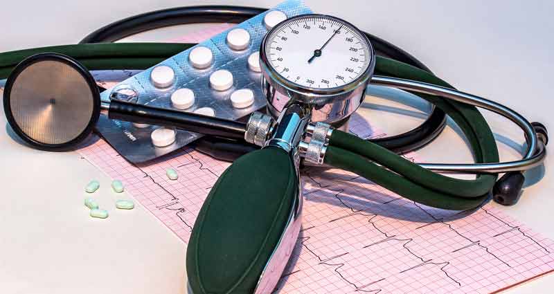 Ein Blutdurckmessgerät, Tabeltten und die Linien eines EKG-Befundes.
(c) Pixabay.com 