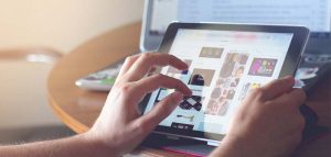 „Internet Ombudsmann“ wird ab sofort zur „Internet Ombudsstelle“ Die Hände einer Frau, die ein Tablett bedient. (c) Pixabay.com