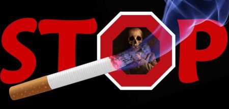 Illustration: Der Schriftzug Stop mit einem Skelett im "O" und einer rauchenden Zigarette davor. (c) Pixabay.com