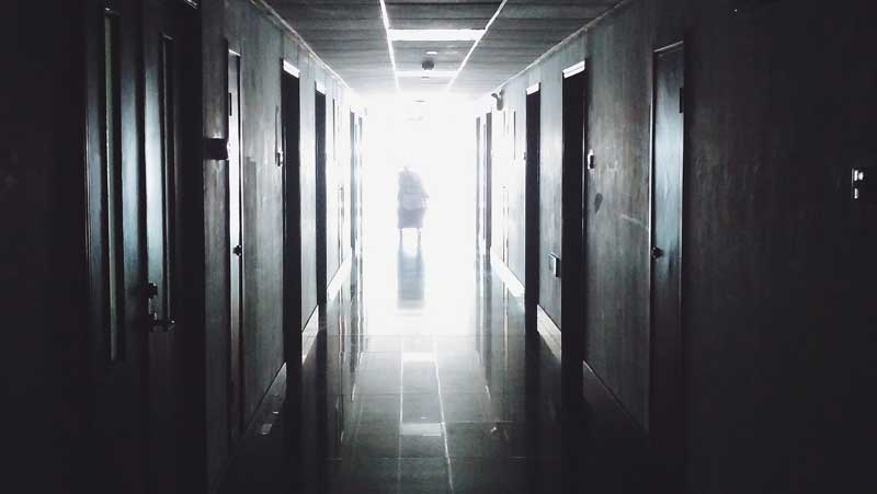 Pflege: würdige Lebens- nur mit motivierenden Arbeitsbedingungen 1 Ein Gang in einem Pflegeheim, an dem am Ende helles Licht scheint, Stichwort Arbeitsbedingungen.
(c) Pixabay.com