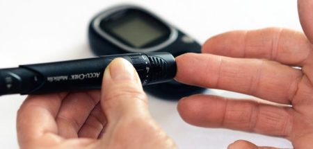 Prädiabetes – mehr als „nur“ eine Vorstufe zum manifesten Diabetes Die Hände einer Person, die an einem Finger eine Blutzuckermessung vornimmt. (c) Pixabay.com