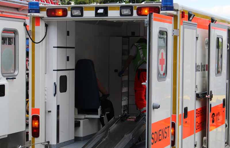 Schlaganfall: Warnsignale ernst nehmen, bei Verdacht sofort ins KH! 1 Ein offener Wagen vom Roten Kreuz.
(c) Pixabay.com