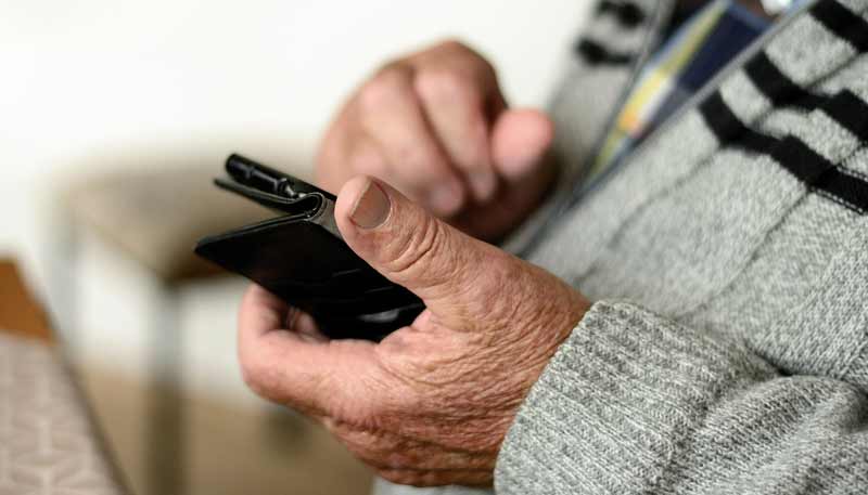Die Hände eines alten Mannes, der ein Smartphone hält, Stichwort Seniorenstudie.
(c) Pixabay.com
