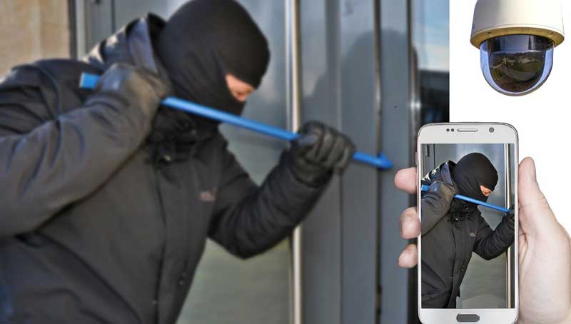 So können clevere Tricks und smarte Technik das zu Hause schützen 1 Ein Einbrecher mit einem Brecheisen, daneben eine Hand mit einem Smartphone, auf dem die Szene zu sehen.
(c) Pixabay.com