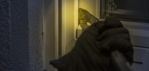 Die Hand eines Einbrechers, der mit einer Zange ein Fenster aufbricht. (c) Pixabay.com