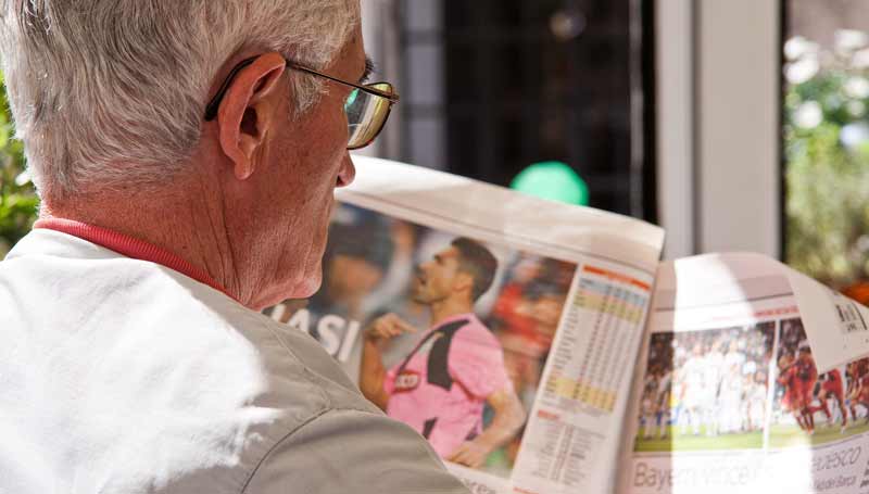 Ein älterer Mann, der den Sportteil einer Zeitung liest.
(c) Pixabay.com