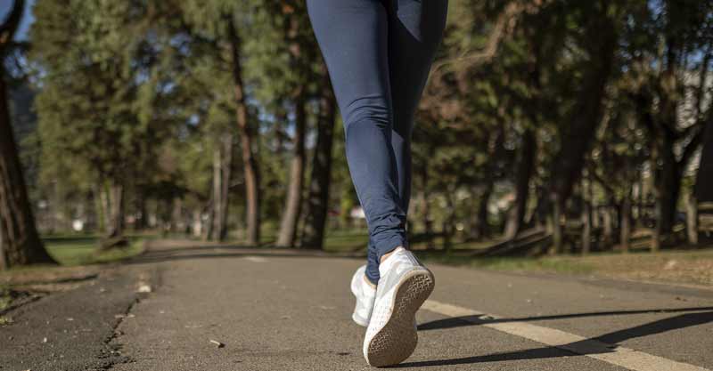 Die Beine einer Frau beim Joggen, Stichwort Sport verringert das Krebsrisiko.
(c) Pixabay.com