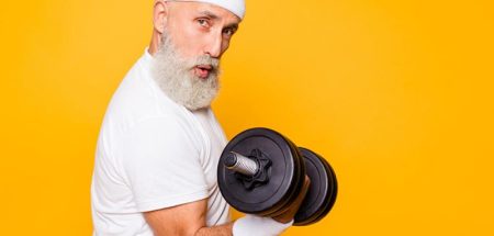 Studie: Körperliche Aktivität senkt das Krebsrisiko #SportISTgesund Ein älterer Mann beim Trainieren seines Bizeps mit einer Kurzhantel. (c) Pixabay.com