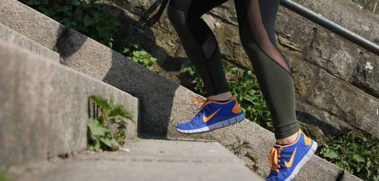 Die Füße einer Joggerin, die eine Treppe hinaufläuft. (c) Pixabay.com