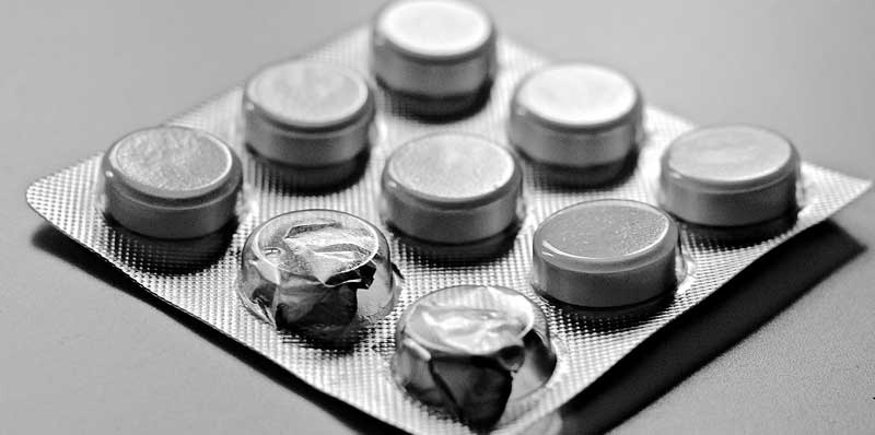 Eine Streifen mit Tabletten, bei dem bereits zwei herausgedrückt wurden.
(c) Pixabay.com