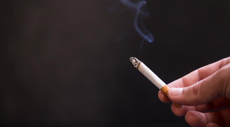 Eine Hand, die eine rauchende Zigarette hält, Stichwort COPD.
(c) Pixabay.com