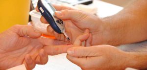 Denken sie bei Typ-2-Diabetes auch an die Gesundheit ihres Herzens Die Hände einer Person, die einer anderen den Blutzucker misst. (c) Pixabay.com