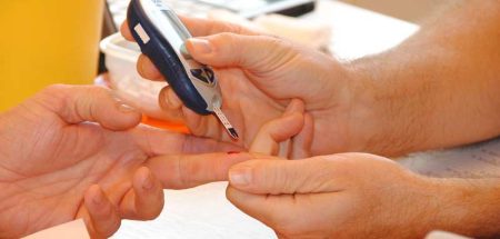 Denken sie bei Typ-2-Diabetes auch an die Gesundheit ihres Herzens Die Hände einer Person, die einer anderen den Blutzucker misst. (c) Pixabay.com