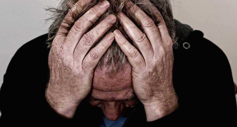 Covid-19 – das macht der neuerliche Lockdown mit unserer Psyche 1 Ein alter Mann, der sich mit gesenktem Kopf mit beiden Händen die Haare rauft bzw. seinen Kopf stützt, Stichwort Lockdown.
(c) Pixabay.com