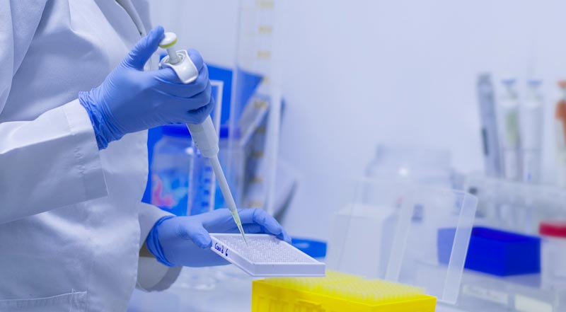 Trotz hartem Lockdown: Ordinationen bleiben uneingeschränkt offen 2 Die Hand eines Forschers in einem Labor, der Proben aufteilt.
(c) Pixabay.com