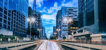 Eine breite Straße in einer Stadt, die Richtung Horizont führt. (c) Pixabay.com