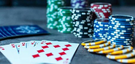 Spieljetons und Pokerkarten, die einen Royal Flush zeigen. (c) Pixabay.com