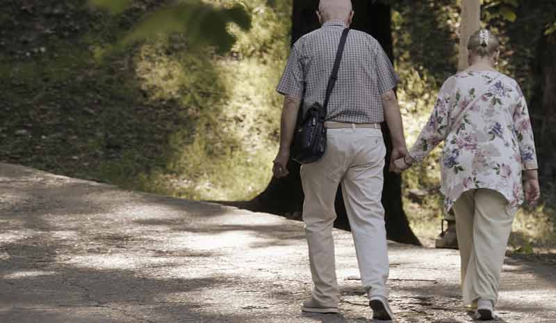 Versorgungssicherheit chronisch Kranker mit digitalen Lösungen 1 Eine alte Frau und ein alter Mann Hand in Hand beim Spazierengehen, Stichwort chronisch Kranke.
(c) Pixabay.com