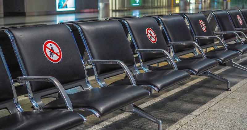 Wie werden wir 2021 reisen? Wandel in Prioritäten, Wünschen, Zielen 3 Eine Sitzreihe auf einem Flughafen, bei der auf jedem 2. Sitz ein "Nicht hinsetzen" Pickerl klebt.
(c) Pixabay.com