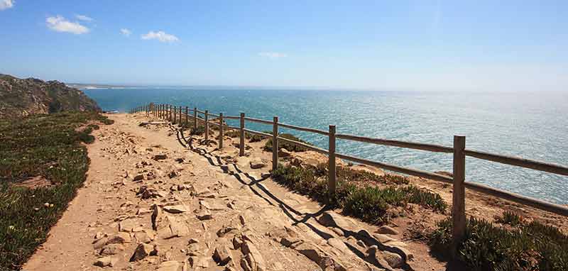 Ein leerer Weg am Meer in Portugal. (c) eDreams ODIGEO