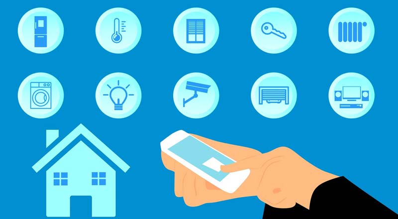 Illustration: jemand hält ein Smartphone und tippt darauf; im Hintergrund ein Haus und darüber Smart Home Symbole, Stichwort digitale Lebenswelten.
(c) Pixabay.com