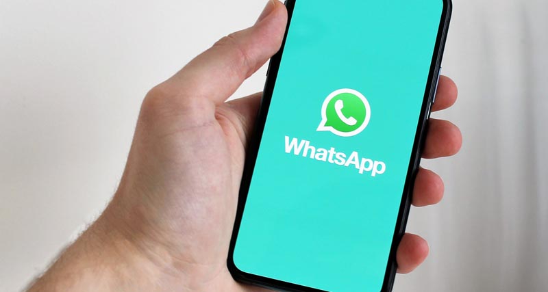 FutureIsNow – Digitalisierung der Lebenswelten älterer Generationen 3 Eine Hand, die ein Smartphone hält; auf dem Screen das WhatsApp Symbol.
(c) Pixabay.com