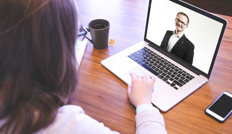 Eine Frau vor einem Laptop, die mit einem Mann eine Videokonferenz hat.
(c) Pixabay.com