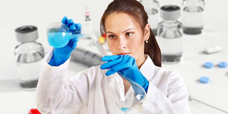 Erforscht – entwickelt – zugelassen: die Impfung gegen Covid-19 1 Eine Forscherin beim Einfüllen einer Flüssigkeit, dahinter Vakzine und Tabletten.
(c) Pixabay.com