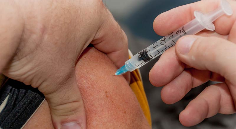 Ausschnitt einer Impfung in den Oberarm eines Mannes, Stichwort Impfung gegen Covid-19.
(c) Pixabay.com