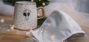 Weihnachten und Corona – Psychologische Tipps für die Adventzeit Eine weihnachtliche Tasse und eine Mund-Nasen-Schutzmaske. (c) Pixabay.com