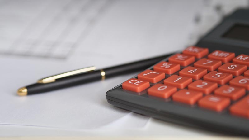 Ein Taschenrechner neben einem Kugelschreiber, dahinter Zettel, Stichwort Vergleich von Haushaltsversicherungen.
(c) Pixabay.com