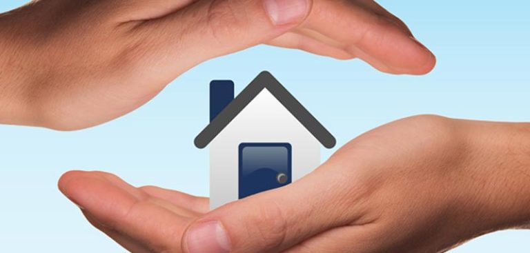 Illustration: Zwei Hände – eine hält ein Haus, eine andere wird schützend darüber gehalten. (c) Pixabay.com