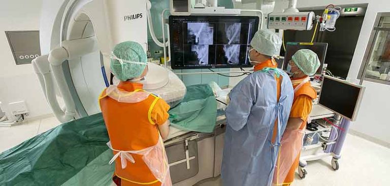 ÄrztInnen in einem Krankenhaus vor einem Bildschirm mit Röntgenbildern. (c) Vinzenz Gruppe