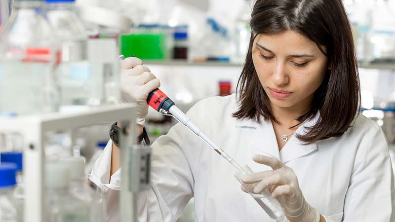 Eine Forscherin in einem Labor bei ihrer Arbeit.
(c) MedUni Wien