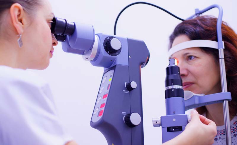 Eine Frau, die bei einer Augenärztin durch ein Gerät schaut, Stichwort Gesundheit der Augen.
(c) Pixabay.com