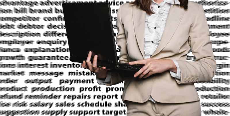 Eine Geschäftsfrau mit einem Laptop auf dem Arm.
(c) Pixabay.com