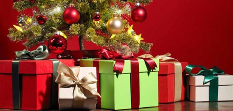 Geschenke vor einem Weihnachtsbaum. (c) Pixabay.com