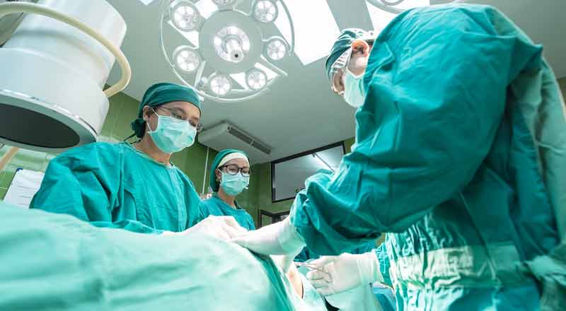 Chirurgen in einem OP bei einer Operation.
(c) Pixabay.com