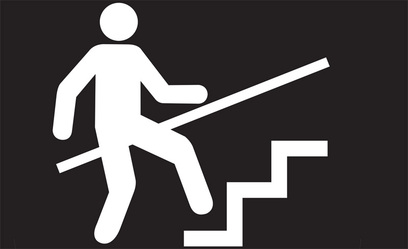 Illustration: eine Person, die auf einer Treppe geht, Stichwort Unfallrisiko.
(c) Pixabay.com