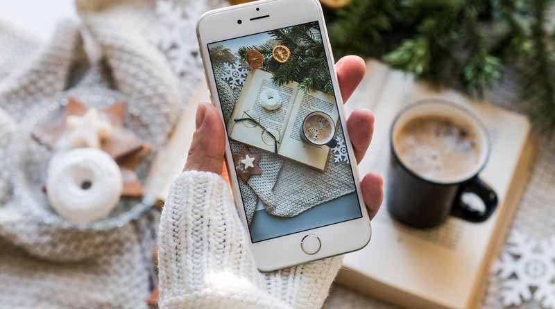 Weihnachten 2020 – Tipps für schöne Feiertage trotz Lockdown & Co. 1 Die Hand einer Frau, die mit ihrem Smartphone Weihnachtsdekoration fotografiert, Stichwort Weihnachten 2020.
(c) Pixabay.com